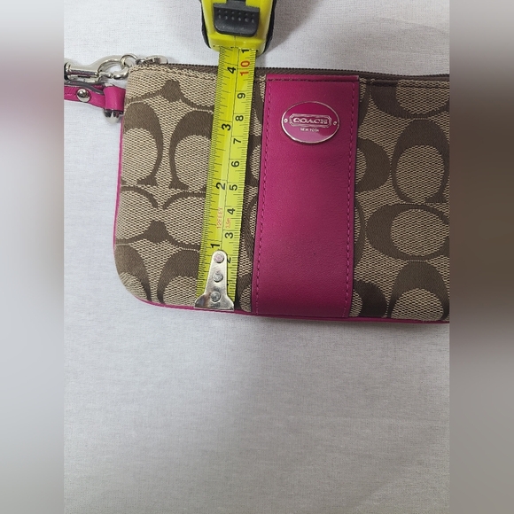Coach Wristlet- authentic - Picture 6 of 6